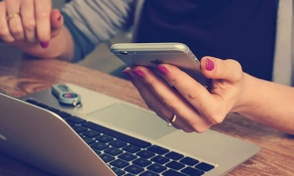 Médicos, farmacéuticos y dentistas alertan de los peligros de comprar medicamentos por Internet  