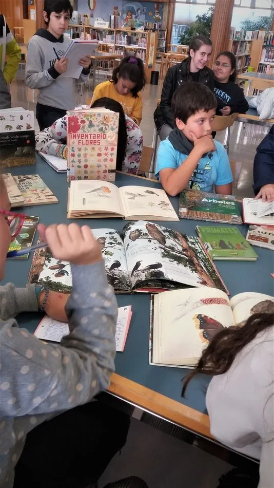 Foto 4 - Los alumnos del IES Mateo Hern&aacute;ndez visitan la Biblioteca Municipal Torrente Ballester  
