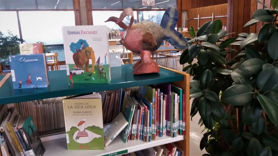 Foto 3 - Los alumnos del IES Mateo Hern&aacute;ndez visitan la Biblioteca Municipal Torrente Ballester  