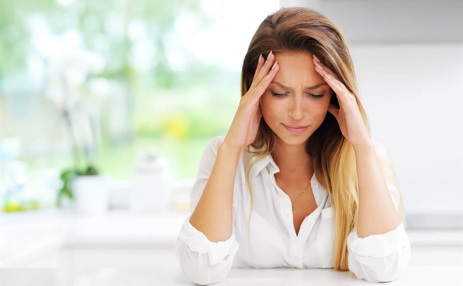 Los principales síntomas de esta patología son un dolor de cabeza súbito y de gran intensidad