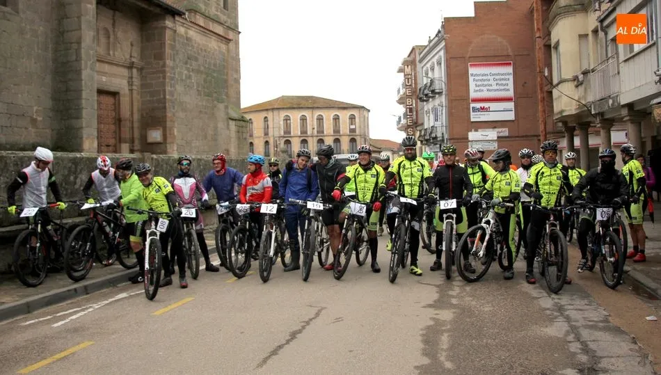 El grupo Vitikletas colabora con el Ayuntamiento de Vitigudino en la organización de la prueba / CORRAL