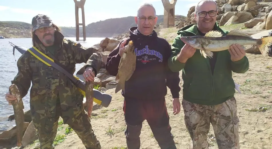 Los integrantes de la peña Santa Teresa, de Alba de Tormes, disfrutan de la pesca  