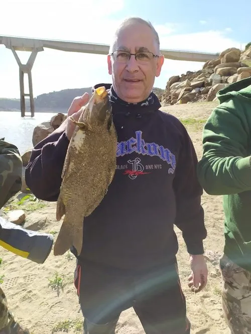 Foto 3 - Los integrantes de la pe&ntilde;a Santa Teresa, de Alba de Tormes, disfrutan de la pesca  
