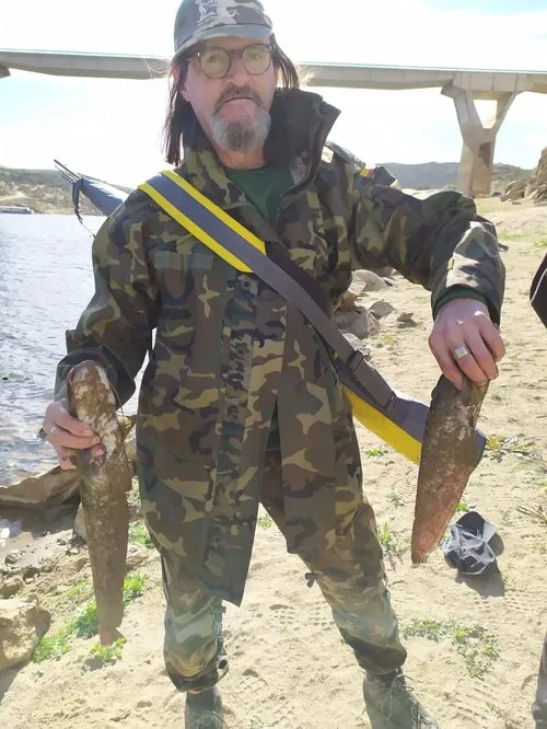 Foto 2 - Los integrantes de la pe&ntilde;a Santa Teresa, de Alba de Tormes, disfrutan de la pesca  