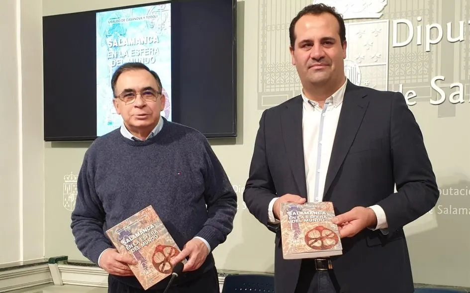 El periodista Ubaldo de Casanova y Tolodí, junto al el delegado del área de Cultura de la Diputación, David Mingo. Foto EP