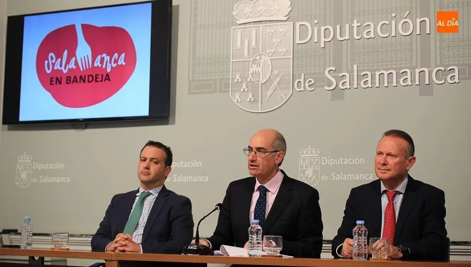 El presidente de la Diputación, Javier Iglesias, entre los diputados Javier García y Román Hernández. Foto de archivo