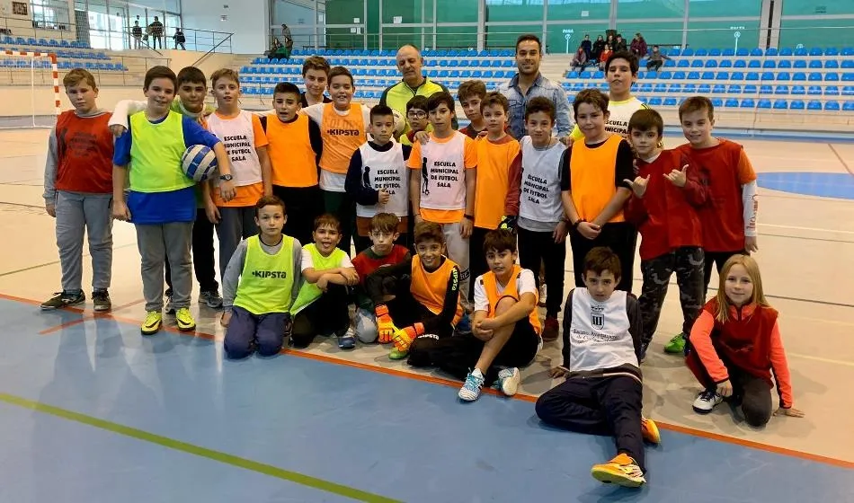 Víctor Gómez visita a los chavales que toman parte en la Escuela de Fútbol Sala  