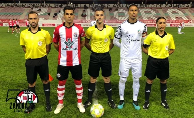 Los capitanes y el trío arbitral / TWITTER