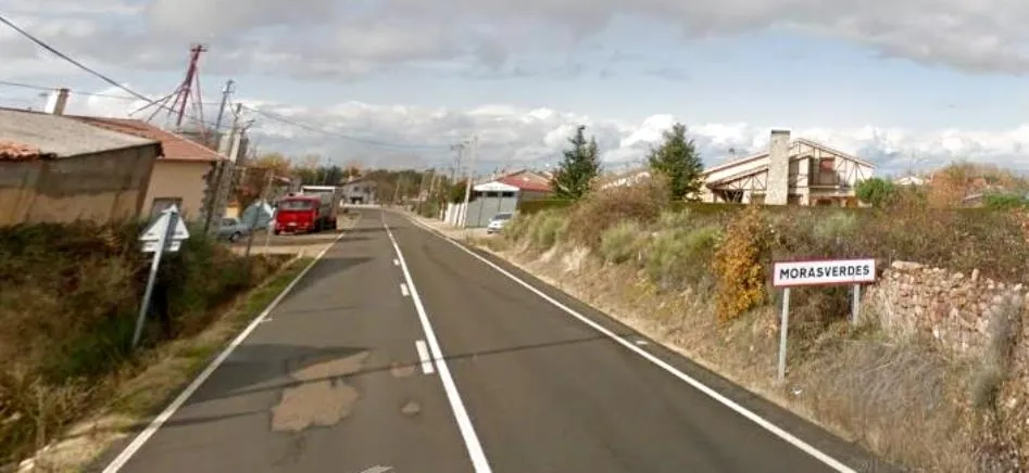 Una de las carreteras de acceso a Morasverdes. Foto de Google Maps