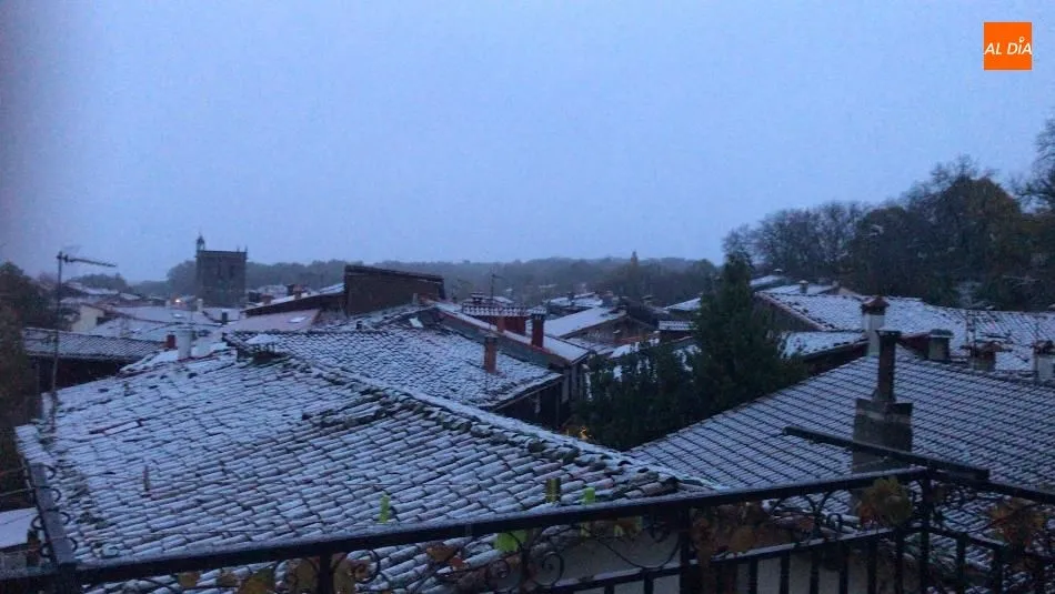 Tejados nevados este jueves en La Alberca