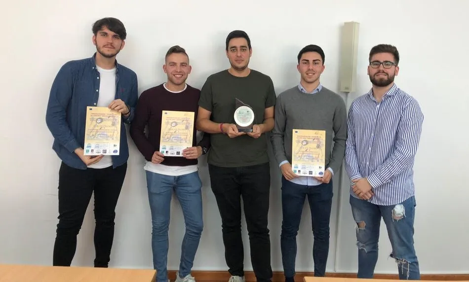 José Sánchez Corral, a la derecha, junto con sus compañeros de proyecto