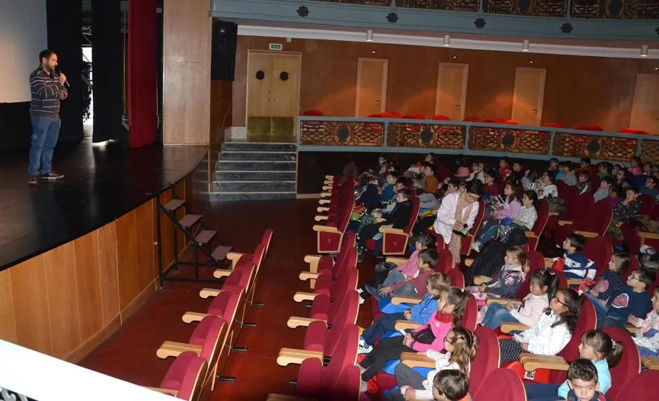 Foto 2 - Alumnos del Colegio Mir&oacute;briga y de Vitigudino cierran las sesiones para escolares del FICEE  