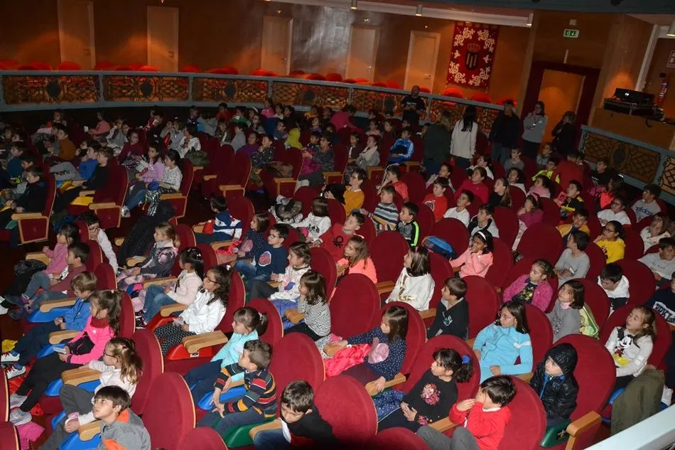 Alumnos del Colegio Miróbriga y de Vitigudino cierran las sesiones para escolares del FICEE  