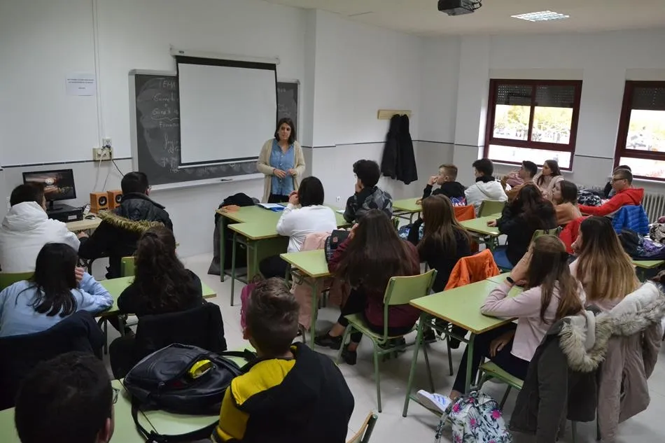 Foto 3 - ARCIU conciencia a los alumnos del IES Tierra sobre los riesgos del alcohol  