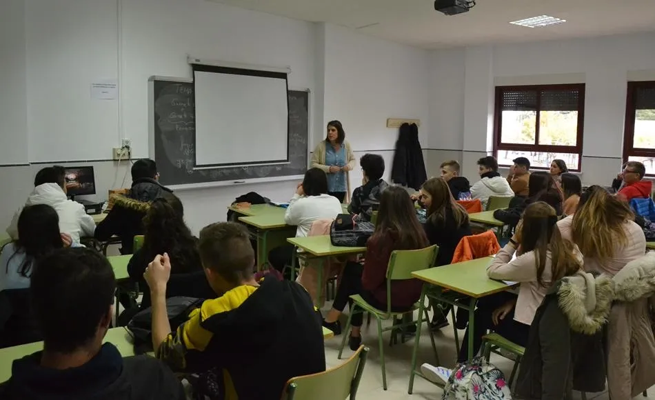 Foto 4 - ARCIU conciencia a los alumnos del IES Tierra sobre los riesgos del alcohol  