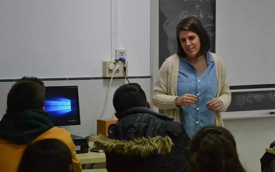 Foto 2 - ARCIU conciencia a los alumnos del IES Tierra sobre los riesgos del alcohol  