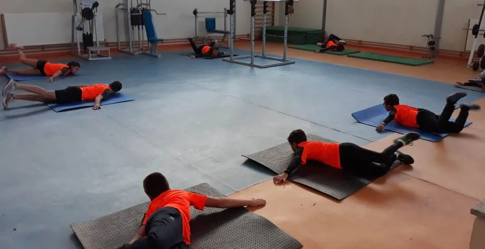 Foto 4 - Unos 70 ni&ntilde;os y j&oacute;venes asisten esta temporada a la Escuela de Atletismo  