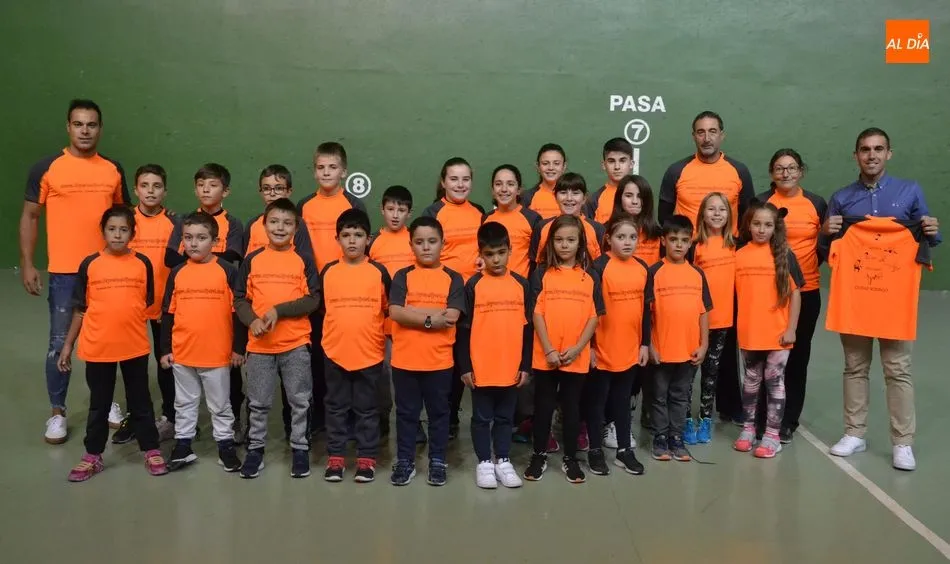 Unos 70 niños y jóvenes asisten esta temporada a la Escuela de Atletismo  