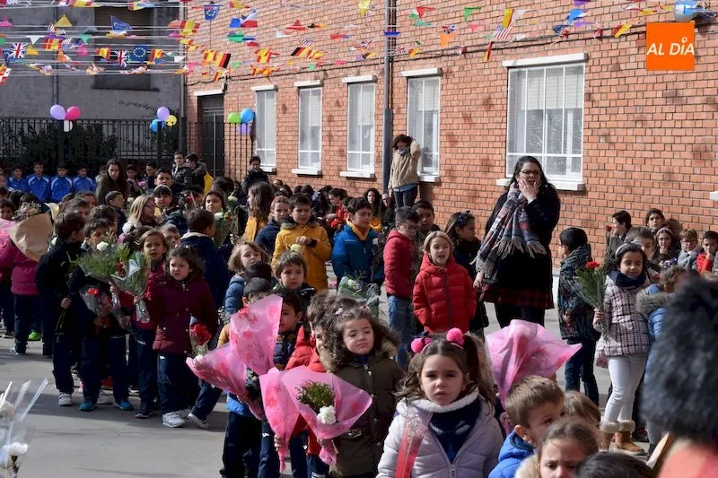 Ofrenda floral en el Colegio Santa Isabel