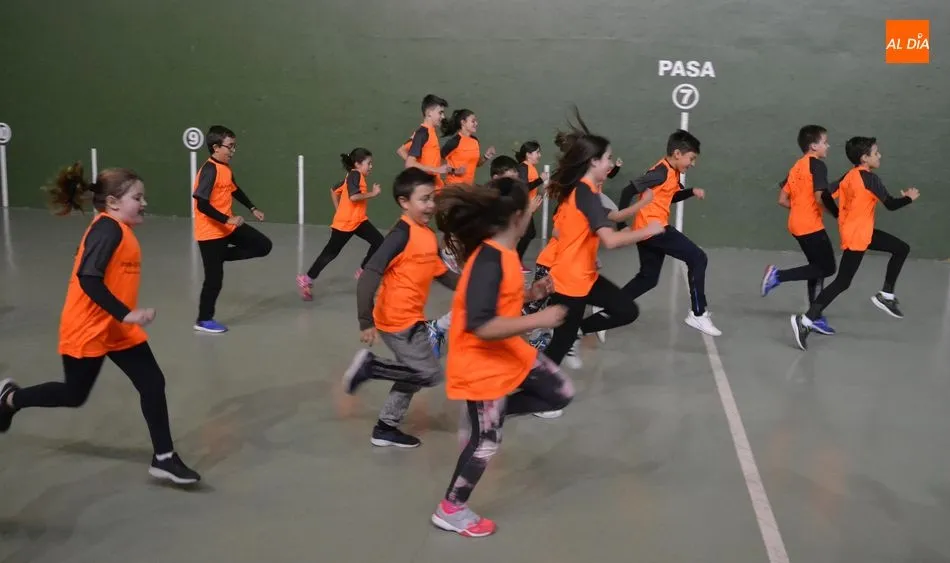 Foto 11 - Unos 70 ni&ntilde;os y j&oacute;venes asisten esta temporada a la Escuela de Atletismo  