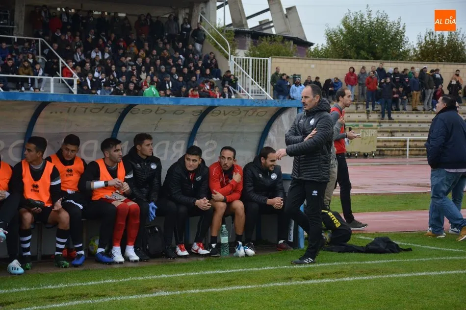 Jabi Luaces pasea por el área técnica durante el partido ante el Real Unión de Irún / Archivo