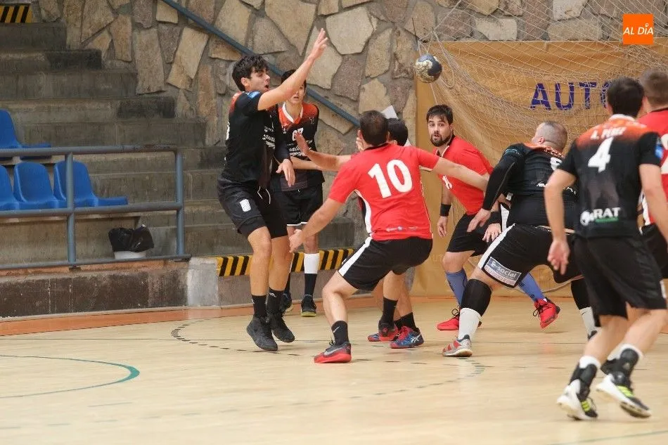 Acción del partido amistoso disputado por el Balonmano Ciudad de Salamanca durante las Ferias y Fiestas / Archivo
