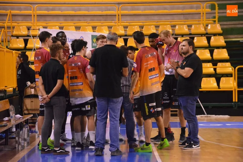 Charla técnica a los jugadores del Aquimisa Carbajosa / Archivo