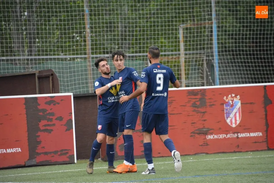 El Santa Marta, con su segunda equipación, celebra un gol en casa