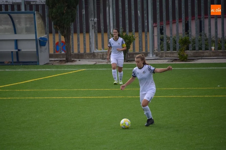 Una jugadora del Salamanca UDS realiza un pase durante un encuentro / Archivo