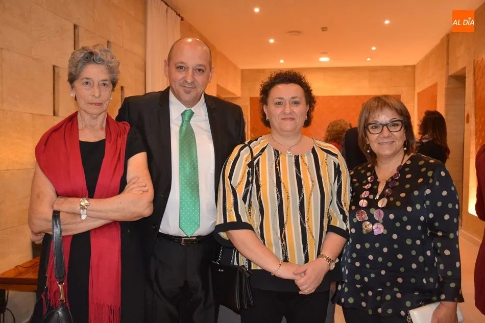 Foto 9 - La Asociaci&oacute;n de Alzheimer re&uacute;ne a m&aacute;s de un centenar de personas en su IX Cena Ben&eacute;fica