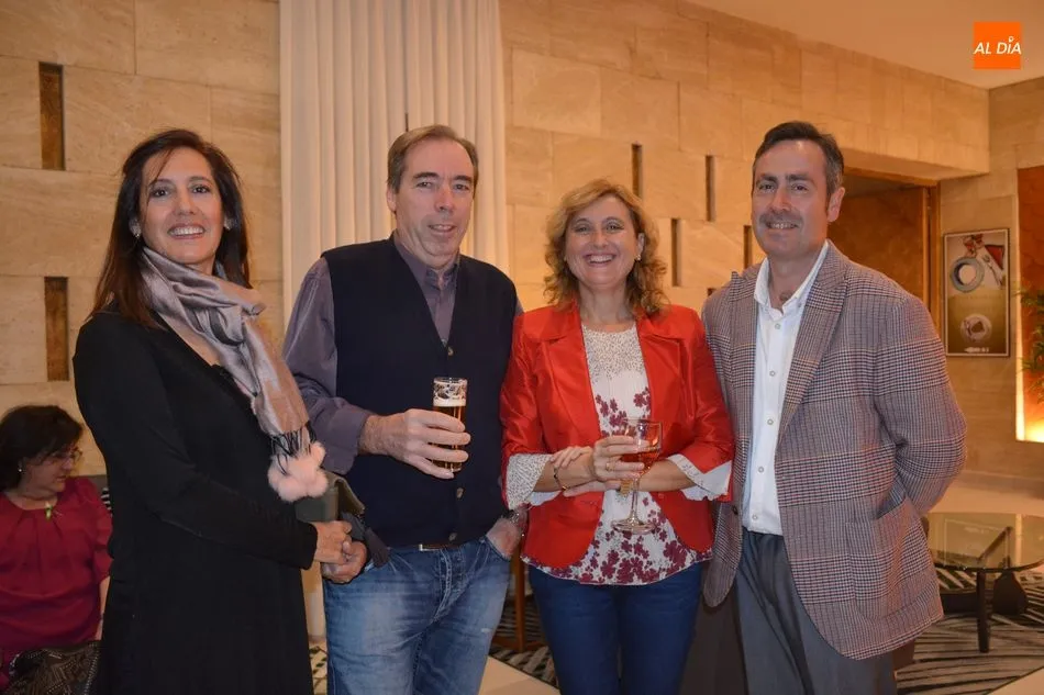 Foto 8 - La Asociaci&oacute;n de Alzheimer re&uacute;ne a m&aacute;s de un centenar de personas en su IX Cena Ben&eacute;fica