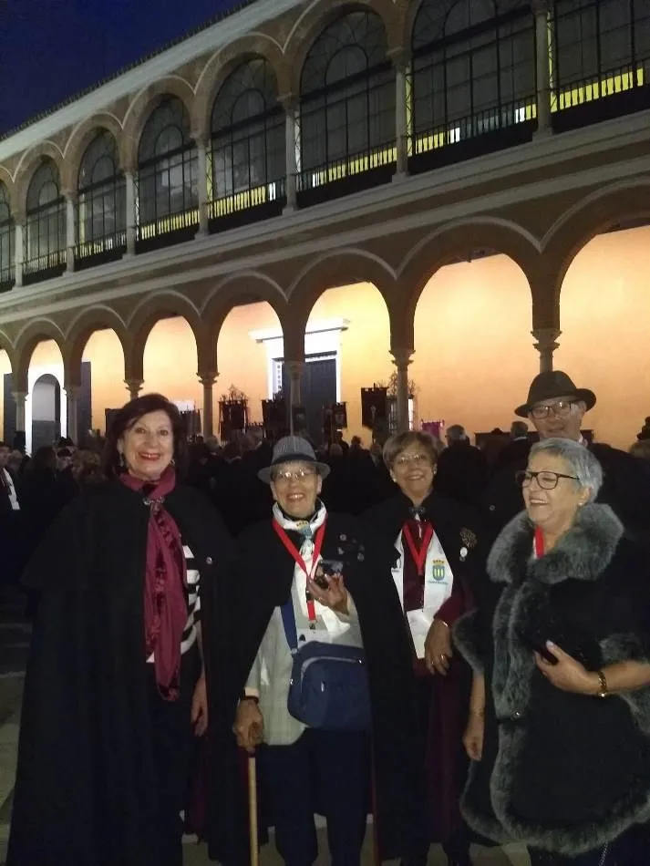 Foto 5 - Los Amigos de la Capa de Ciudad Rodrigo viajan al Encuentro Nacional de Sevilla  