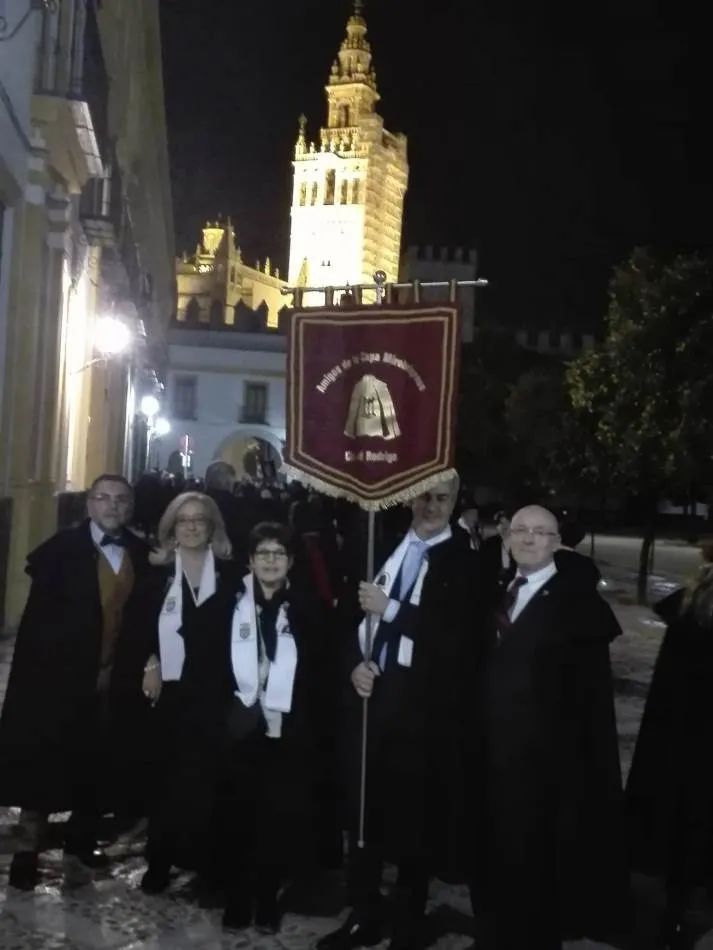 Foto 4 - Los Amigos de la Capa de Ciudad Rodrigo viajan al Encuentro Nacional de Sevilla  