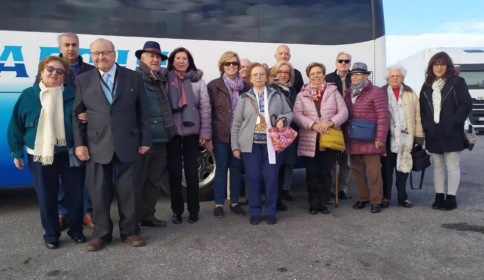 Foto 6 - Los Amigos de la Capa de Ciudad Rodrigo viajan al Encuentro Nacional de Sevilla  