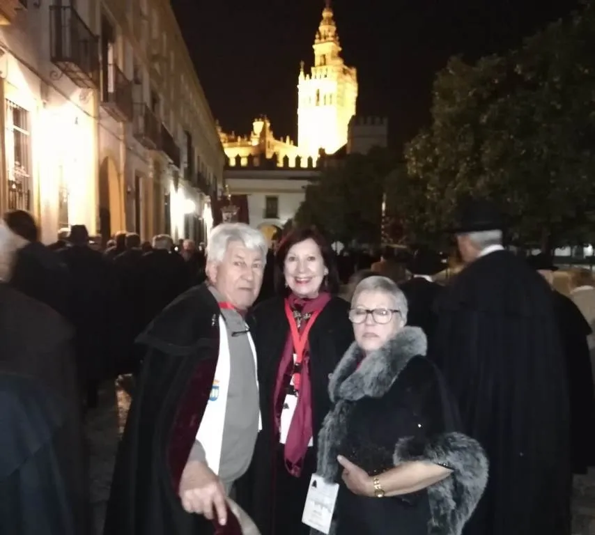 Foto 7 - Los Amigos de la Capa de Ciudad Rodrigo viajan al Encuentro Nacional de Sevilla  