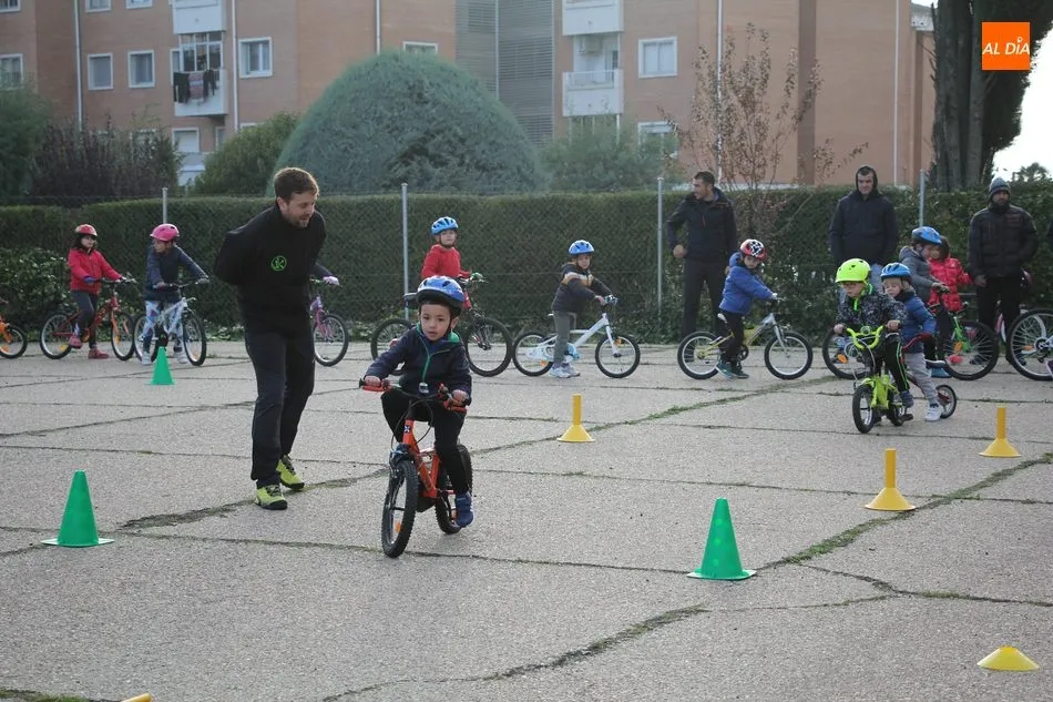 Foto 10 - Buena participaci&oacute;n en la jornada de iniciaci&oacute;n a la bici para ni&ntilde;os en Vitigudino  