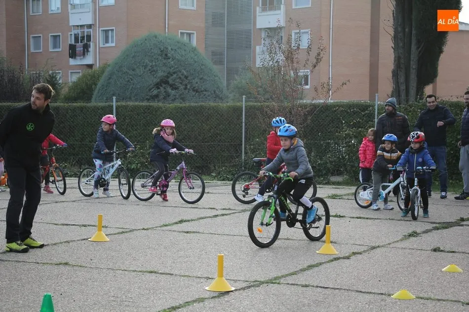 Foto 4 - Buena participaci&oacute;n en la jornada de iniciaci&oacute;n a la bici para ni&ntilde;os en Vitigudino  