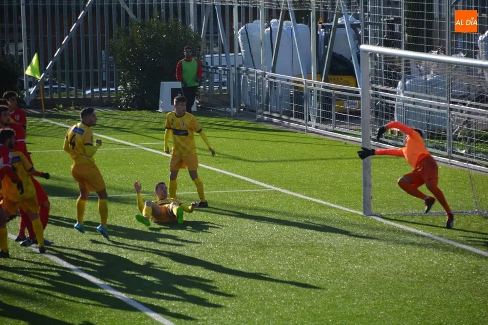 Foto 2 - El B&eacute;jar le meta una &lsquo;manita&rsquo; al Ciudad Rodrigo en el derbi (5-1)