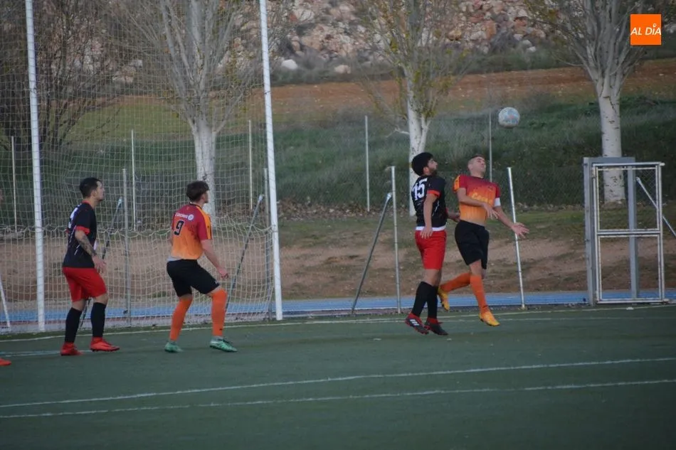 Foto 10 - El Ribert&nbsp;se queda el liderato en solitario tras vencer al Hergar Camelot en el duelo de filiales...