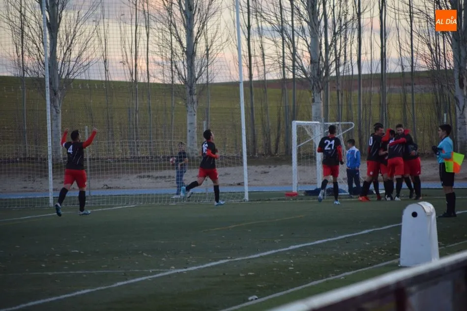 El Pizarrales celebra el gol de Bustos / Lydia González