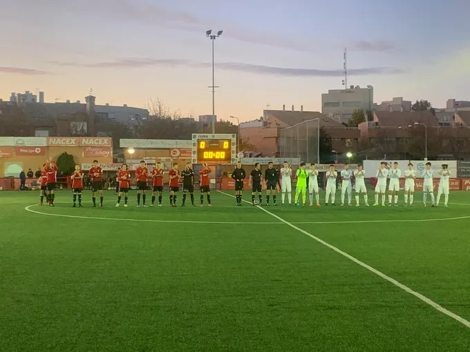 Saludo entre ambos equipos / TWITTER