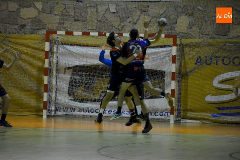 Foto 7 - Ajustada victoria del Ciudad de Salamanca frente al BM Balopal (26-25)