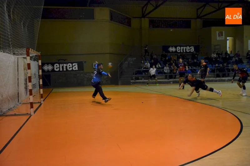 Foto 6 - Ajustada victoria del Ciudad de Salamanca frente al BM Balopal (26-25)