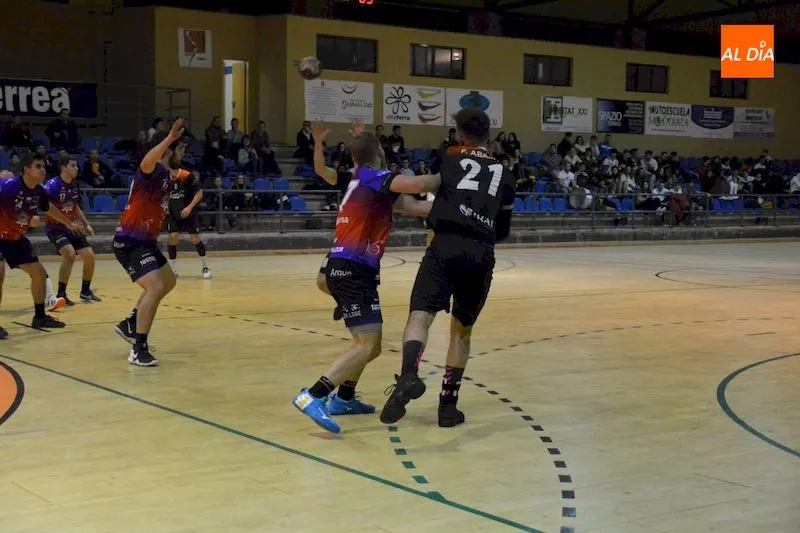 Foto 4 - Ajustada victoria del Ciudad de Salamanca frente al BM Balopal (26-25)