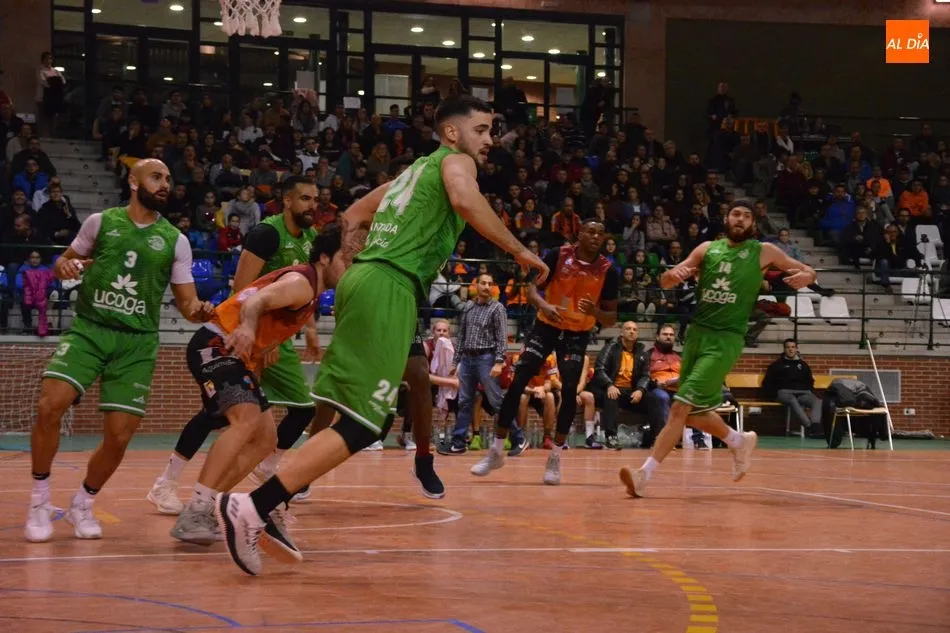 Foto 11 - El Aquimisa Carbajosa saca su mejor versi&oacute;n para seguir imbatido frente al Chantada (75-59)