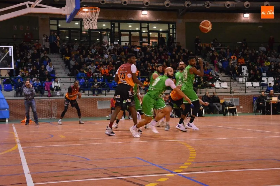 Foto 10 - El Aquimisa Carbajosa saca su mejor versi&oacute;n para seguir imbatido frente al Chantada (75-59)