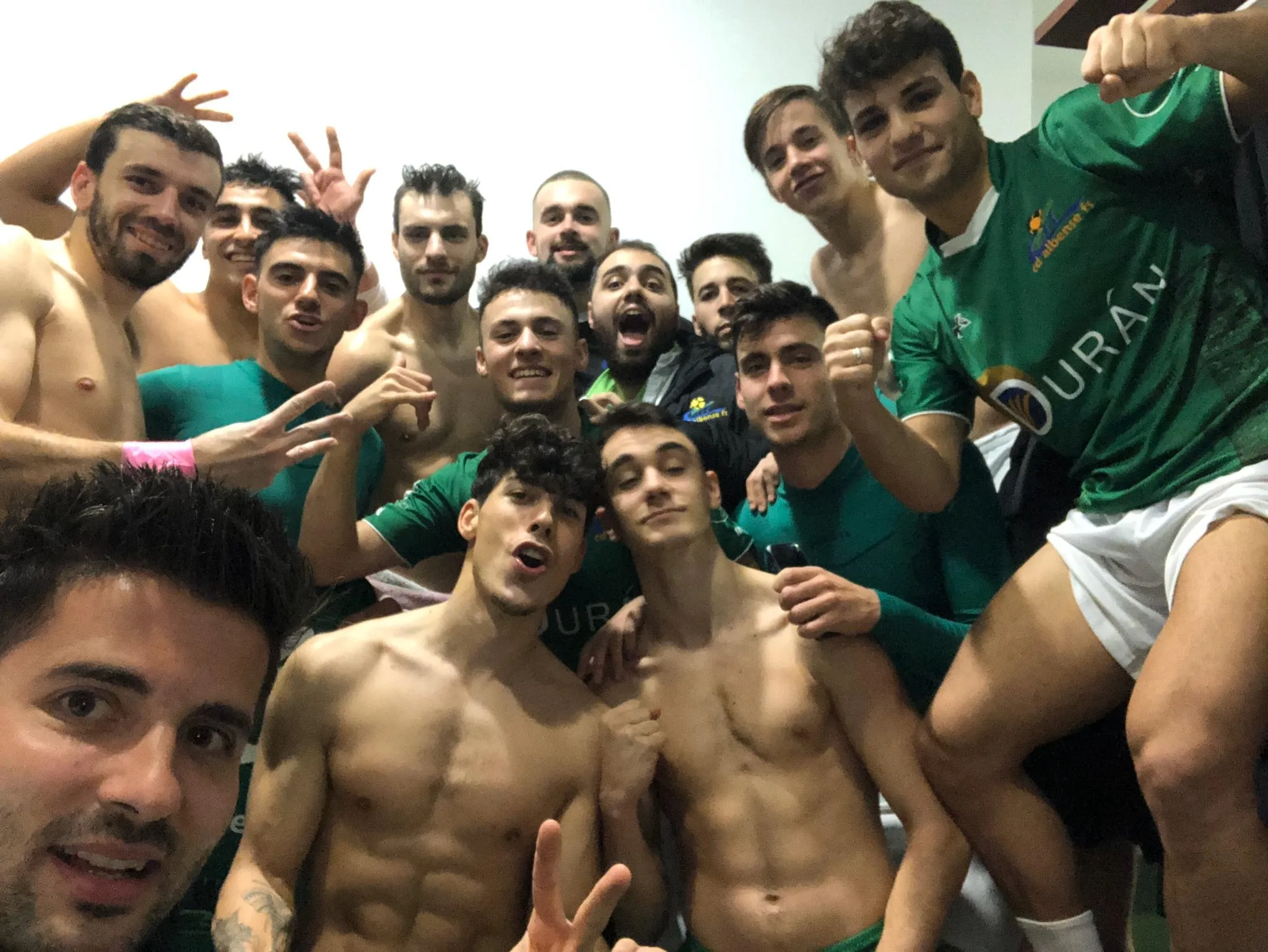 Celebración de la victoria por parte de los jugadores del Piensos Durán Albense