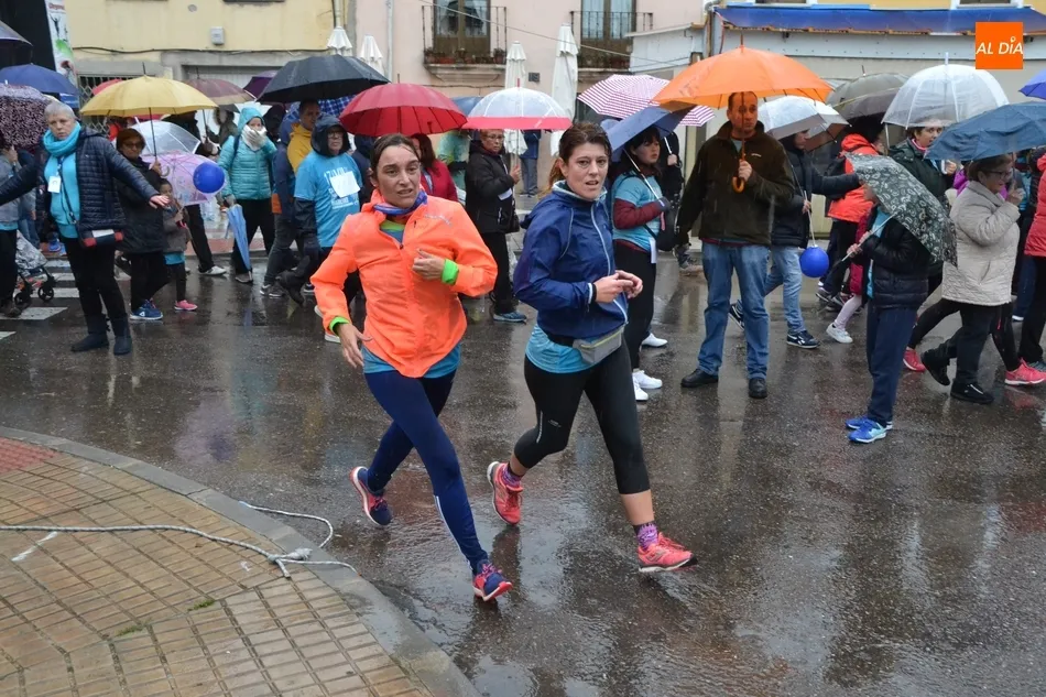 Un millar de mirobrigenses se moja (y mucho) por la diabetes  