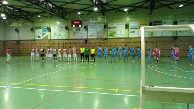 Formaciones de ambos equipos tras saltar al terreno de juego / Twitter CD Salamanca FS