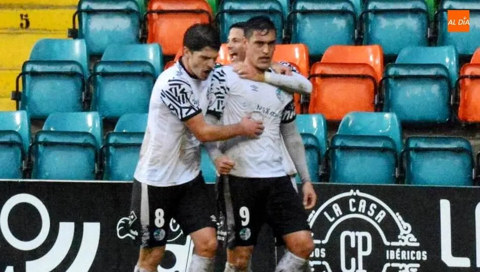 Amaro y Ubis celebrando el gol que supone 3 puntos más para el Salamanca UDS. Foto de Lydia González